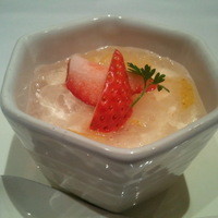 南国酒家 原宿本店 - いちごのババロアとやわらか杏仁豆腐のハーモニー　柚子ソース仕立て