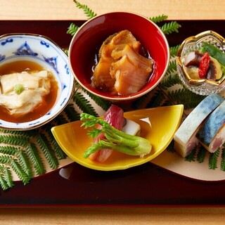可品嚐時令風味的「四季懷石套餐」9,350日圓（含稅）～