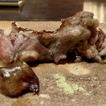 たでの葉 - すっぽん炭火焼き
      見た目にも筋肉質さがみて取れましたが、その身はやはりしっかりとした噛み応え、素晴らしい旨味があります♪
      お皿手前にはすっぽんのレバーが、山椒をかけたらこりゃ美味い！！