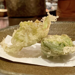 たでの葉 - 蕗の薹の天ぷら
      たでの葉さんの山菜の天ぷらはほんと美味しいです♪
      蕗の薹のほんのりとした苦味は春の恵み、実はこの苦味には新陳代謝を良くする効能があり、食欲増進と消化さえも助ける様です。