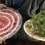 たでの葉 - ぼたん鍋
      牡丹の花びらを形どった盛り付け、もはや猪肉の何ものでもありませんね！
      こんもりと盛られた野菜は大阪のシャク（セリ科）、味風味共に芹と同じです。