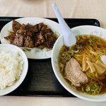 味楽 - 「ラーメンセット」1,070円税込み♫ 「しょうゆラーメン」「レバーステーキ」半ライス、お新香（サラダ）付きであります(●´ω｀●)