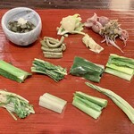 たでの葉 - 山菜
      左手奥
      ワラビのたたき 器入り
      ゼンマイ
      あさつき酢味噌のせ
      イタドリの新芽
      蛍烏賊の蕗味噌のせ
      2段目
      うるい
      ウド苗
      かたくり
      かんぞう
      3段目
      シャク
      つわぶき
      アマドコロ
      オカジュンサイ