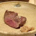 たでの葉 - 蝦夷鹿ヒレ肉にフォースラディシュ
      肉はしっとりと柔らかでさっぱりとした旨味が感じられます。
      フォースラディシュ（山わさび）の強い辛みと爽やかな風味が鹿肉の淡白な旨味と見事な重なり、これは美味しいです。