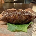 たでの葉 - 鹿児島県産天然オナガガモのつくね
      つくねを網アブラで巻いて炭火焼きに、これが凄く美味しい！
      独特な鴨の香りは臭みではなく風味としてとても良く、色々な部位が味わえるつくねは実に豊かな旨味があります。