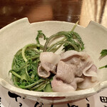 たでの葉 - ぼたん鍋
      すっぽんのお出汁のお鍋に猪肉をしゃぶしゃぶ、芹の根っこの食感とほろ苦さが猪肉の脂身の甘みと呼応してとても滋味深い美味しさがあります。