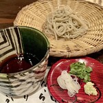 たでの葉 - 山形県尾花沢の蕎麦粉を使った手打ち10割蕎麦
      ご主人の小鶴さんが手打ち10割蕎麦、香りがよく喉越しつるんとスッキリした美味しさです。
      添えた花山椒を蕎麦つゆに入れて、香りがなんて素敵なことでしょう！