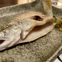 たでの葉 - 熊本県川辺川より天然のヤマメ
                    囲炉裏で炭火焼きされた身のふわりとした食感、遠赤外線でしっかりと火は入るがパサつかず、久しぶりにいただく天然の川魚は美味しい♪
                    鮎とはまた違った味わいは渓流の女王です！