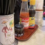 バインセオ サイゴン - 卓上調味料手前から濃い味噌、辛いソース、ベトナム醤油