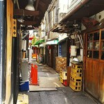 バーワルチー - 店前からOK横丁を見る。