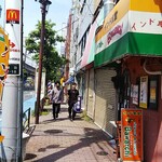 バーワルチー - 赤羽駅方向より店を見る。