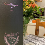 オリンピック 港北ニュータウン店 - ■ドンペリニヨン ロゼ：ピンドンのように値段があってないような高級品が、まさかスーパーマーケットのオリンピックに並んでいるとは思わなかった。しかも、長女の結婚祝いにふさわしい一本を、納得の価格で手にできたことが何より嬉しい。特別な日のための一本が、意外な場所で静かに待っていてくれた感覚。