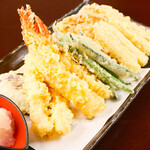 Large shrimp and vegetable tempura platter with five types of two pieces