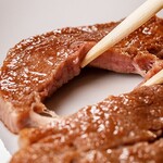Toukyou Shokuniku Ichiba Chokusou Nikuyakiya Dhinijuuku - 名人による牛は融点が低く、シャトーブリアンは焼けば箸で繊維がはがれるほどの繊細さ。旨みと脂の甘みが共存する、同店のスペシャリテといえるひと品。