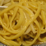 ラーメン燈郎 - つるっとしてモチモチ感ある平打ち中太麺