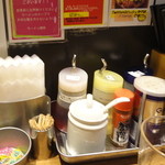 ラーメン燈郎 - 調味料と髪止め