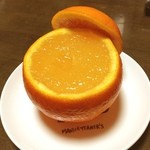 弘法屋 - いよかんゼリーは
                                宮内伊予柑の実を
                                そのままくり抜き
                                果肉と共にゼリーに
                                してあります。
                                食べる時は
                                蓋に残った果肉を
                                絞ってかけて
                                いただきます。
                                宮内伊予柑の
                                ジューシーさと甘さが
                                そのまま凝縮された
                                ゼリーです(￣▽￣)v