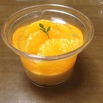 弘法屋 - こちらは
                                宮内伊予柑のババロア！
                                伊予柑の果肉そのままを
                                甘さ抑えたババロアに
                                乗っけたデザートです。