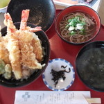 Shiosai No Yakata Yashirou - 海老が４つ、野菜天も入った、豪華おどろき　天丼よ。１３６５円。