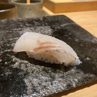 鮨 こだん - 赤酢のシャリはしっかりめの味わい。ハラリとお口の中でほどけます。