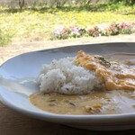 カフェ キッカ - ＊スクランブルエッグが辛さを中和し、ルー自体も好みで気に入ったそうで「これは美味しい」と。