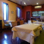 レストラン　エスカリエ - こじんまりで落ち着いて食事を楽しめるお店です。