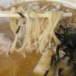 東京庵 - 『辛豚中華レベル4(辛さMAX)』の麺