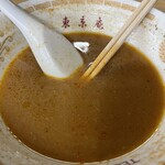 東京庵 - 『辛豚中華レベル4(辛さMAX)』のスープ