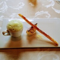キュイエット - 
                    オードブルの二品目「軽く泡立てたグリーンピースのスープ 新玉葱のロースト」