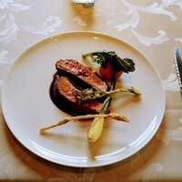 キュイエット - 
                    メイン
                    「鴨胸肉のロースト 新じゃが芋 蕗の薹 牛蒡ソース」