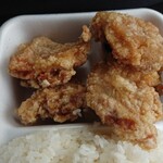 Karaage Semmon Matsumurashouten - 右側のから揚げの下にきんぴらと漬物あり。写真だとわかりづらいですが、から揚げはデカイ！