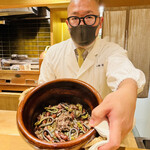 おにく 花柳 - ◎牛出汁で炊いたご飯に旬のホタルイカと蕨の土鍋ご飯。