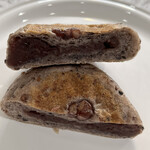 パン・プティ - うん！雑穀良き！パンの風味もいいし、あんこも甘さがちょうどいいの。⚪︎。