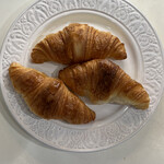 パン・プティ - 端っこがカリカリで噛んでるとジュワジュワとバター。小麦粉の風味も最高。