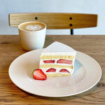 haru. - ホットラテ、イチゴのショートケーキ