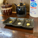 Katsudon Takatsu - ワサビ、トリュフ塩、柚子胡椒も楽しめます。