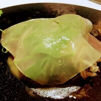 ラ ペ - 鰹をゼリー状のシートに巻いてあっさりライムの香りで頂くユニークな趣向