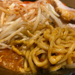 東京スタイルみそらーめん ど・みそ  - 特製辛みそまぜそば：麺とスープ、もやしは隠れてたっぷり。