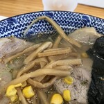 手打ちラーメン 本丸 - めんまアップの図