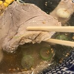 手打ちラーメン 本丸 - そしてチャーシューアップの図