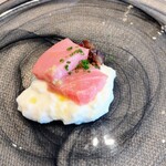 La Brianza - ストラッチャテッラ鮪とろ自家製カポナータ豚骨チップス。見た目がまぐろ山かけ風なのに味わい完全にイタリアンという楽しくもある一皿。カポナータの美味しさがまぐろとチーズをマッチングさせてる〜(^^)/