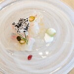 La Brianza - 北海道産熟成真鯛カルパッチョ柚子チェリーペッパー胡麻のチップスレモネードジュレみょうがザクロ。熟成させて旨み凝縮してる真鯛ねっとり美味しい☆ いろいろなソースで味変楽しい