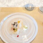 La Brianza - 熟成真鯛カルパッチョ。添えられている胡麻のチップスが香ばしくて美味しいの〜