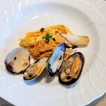 La Brianza - タリオリーニ北海道産大あさりホワイトアスパラガス、に北海道産塩水雲丹プラスを選択。蛤かと思うような幅5センチに迫る大振りアサリにまずびっくり!! ホワイトアスパラガスのやさしい甘みタヤリンの歯切れよさ