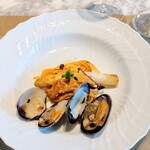 La Brianza - タヤリンとホワイトアスパラガスと大アサリに塩水雲丹。せっかくだもの、お声がけいただいたら塩水雲丹プラスお願いしちゃうわよね〜 私以外の方々も、雲丹プラスされている方多いみたいでした☆