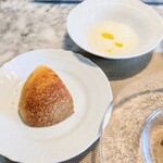 La Brianza - 自家製フォカッチャココナッツソース柚子胡椒オイル。焼き立てフォカッチャ、秒で食べれちゃいそうな絶品美味しさ。ココナッツソースも、スープみたいに飲みたいほど美味しかった♡