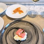 La Brianza - ストラッチャテッラ鮪とろ自家製カポナータ豚骨チップス。ビールが進んじゃいそうな美味しさの骨髄チップス、まぐろチーズの一皿と合わせてもこのままも、美味しく楽しみました♡(๑´ڡ`๑)