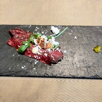 La Brianza - 和牛カルパッチョアーティチョークチップス骨髄のソース山椒オリーブオイルパウダーきんかんソース。アーティチョークチップスの歯ざわりがアクセント。山椒いい風味