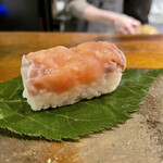 九〇萬 - お刺身盛り合わせ 北海道 桜鱒 押し寿司 桜の葉で巻いて