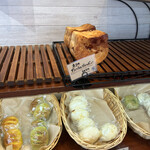 パン・プティ - 次回は猫デニッシュも買おうかな。下は白パン。米粉パンもあり。